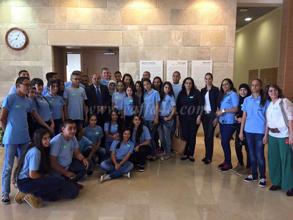 طلاب الصف العاشر بمدرسة اجيال يلتقون النائب أحمد طيبي في الكنيست 